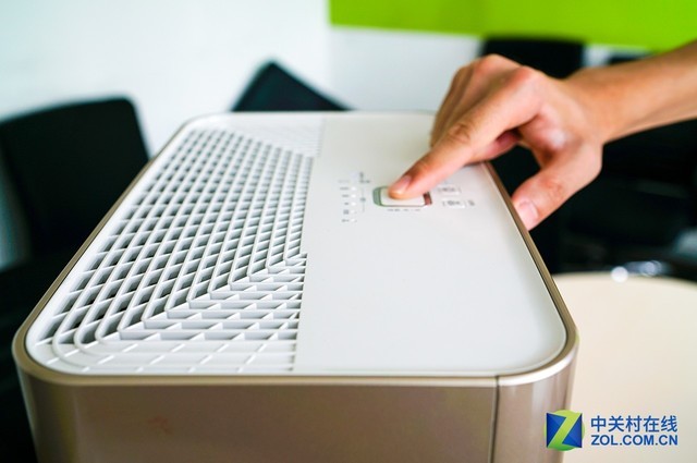 用一颗草莓求证 净化器抑菌是不是靠谱