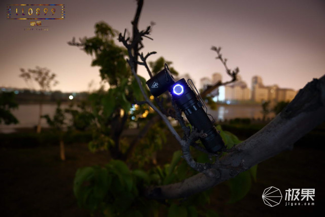 奈克科尔手电筒评测，被掰弯的手电筒更好用