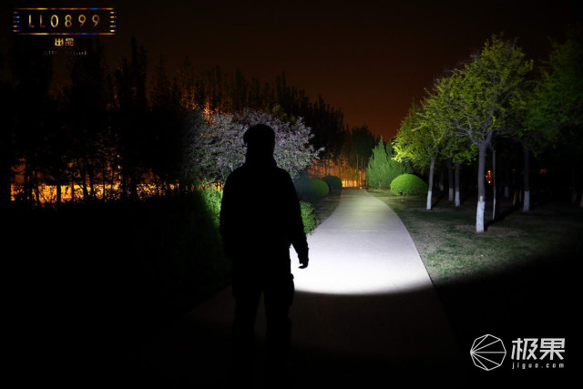 奈克科尔手电筒评测，被掰弯的手电筒更好用