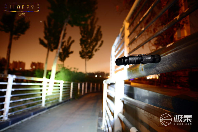 奈克科尔手电筒评测，被掰弯的手电筒更好用