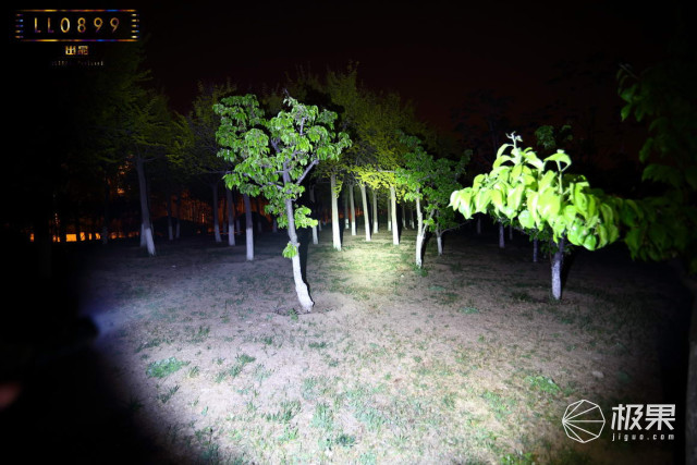 奈克科尔手电筒评测，被掰弯的手电筒更好用