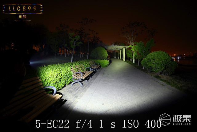 奈克科尔手电筒评测，被掰弯的手电筒更好用