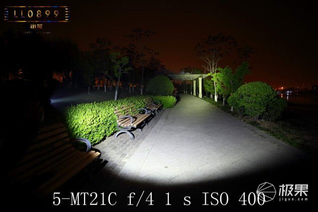 奈克科尔手电筒评测，被掰弯的手电筒更好用