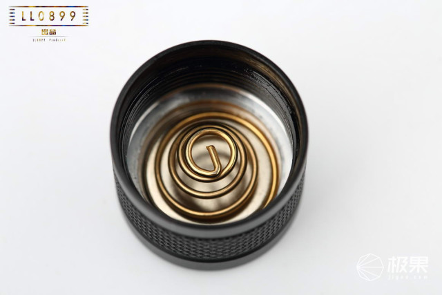 奈克科尔手电筒评测，被掰弯的手电筒更好用