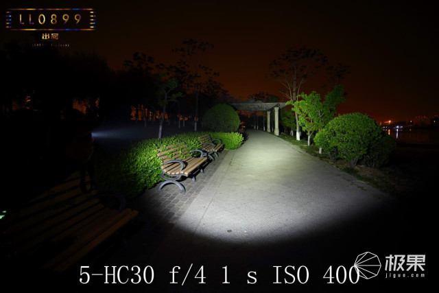 奈克科尔手电筒评测，被掰弯的手电筒更好用