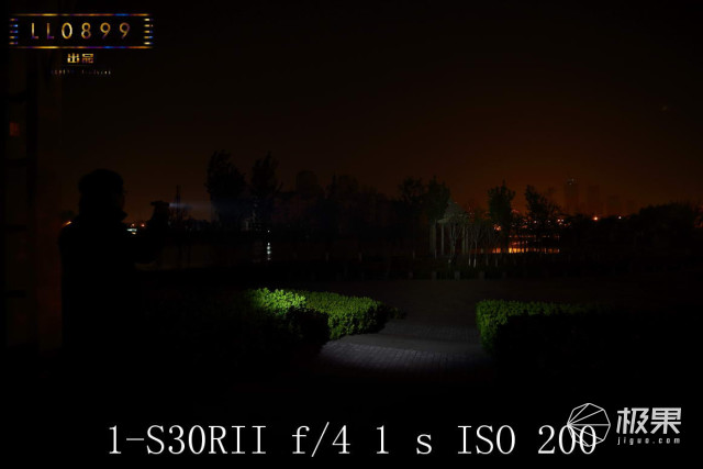 奈克科尔手电筒评测，被掰弯的手电筒更好用