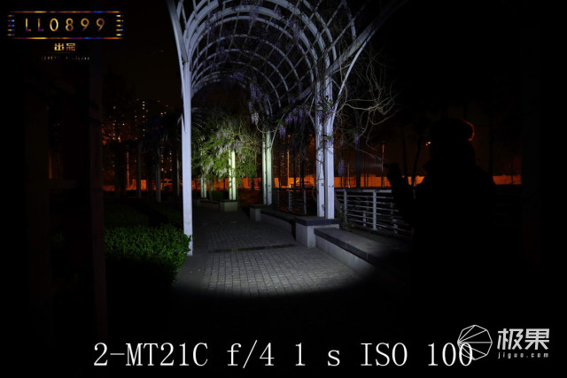 奈克科尔手电筒评测，被掰弯的手电筒更好用