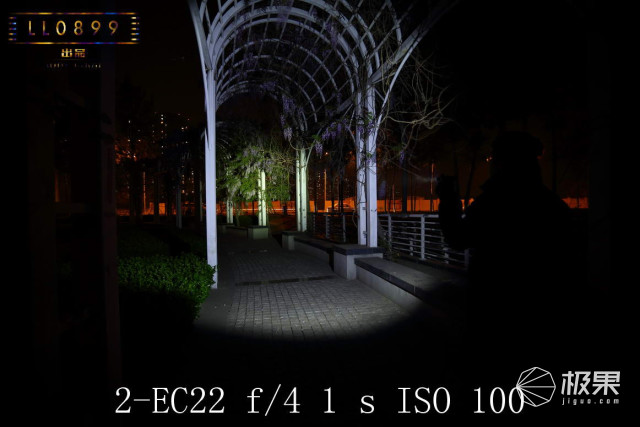 奈克科尔手电筒评测，被掰弯的手电筒更好用