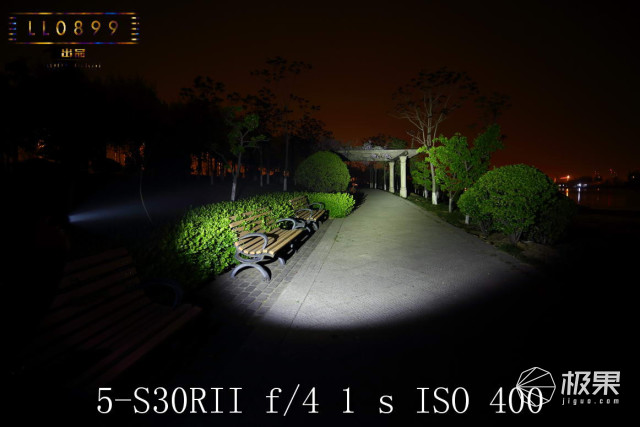 奈克科尔手电筒评测，被掰弯的手电筒更好用