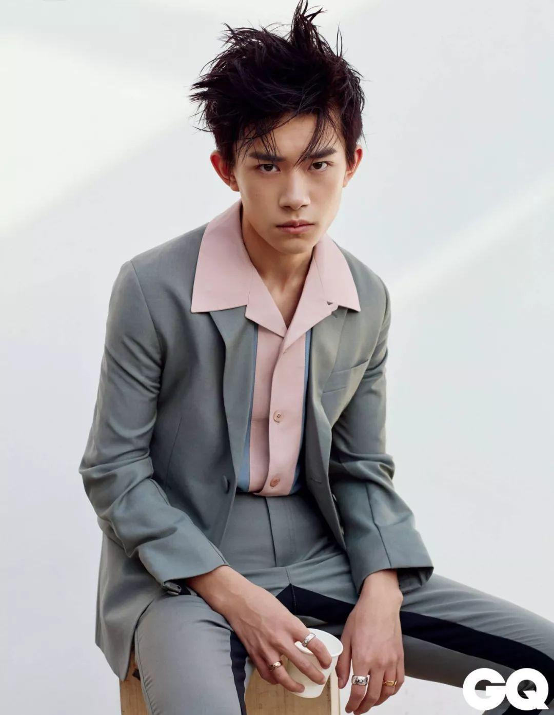 性格腼腆不爱说话,却能圈粉何炅,易烊千玺靠什