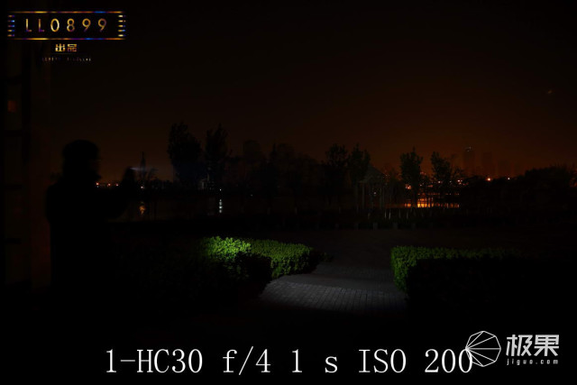 奈克科尔手电筒评测，被掰弯的手电筒更好用