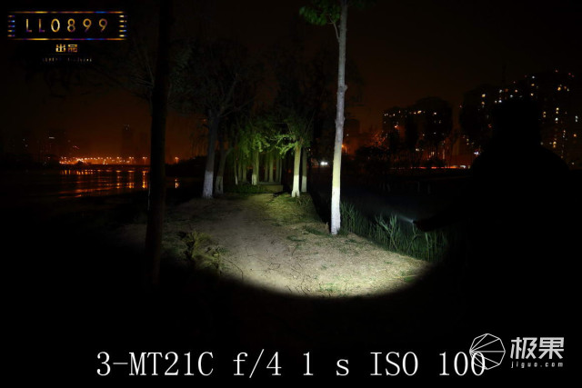 奈克科尔手电筒评测，被掰弯的手电筒更好用