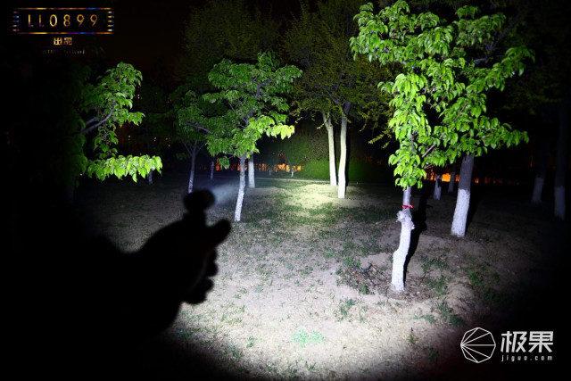 奈克科尔手电筒评测，被掰弯的手电筒更好用