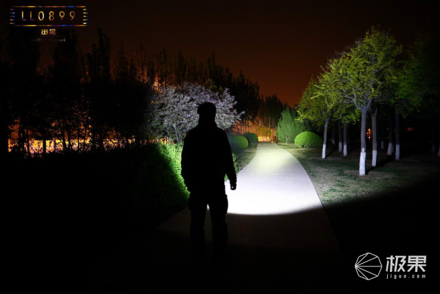 奈克科尔手电筒评测，被掰弯的手电筒更好用