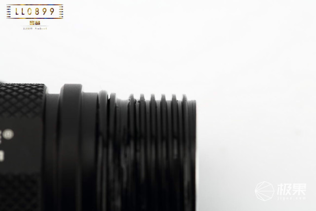 奈克科尔手电筒评测，被掰弯的手电筒更好用