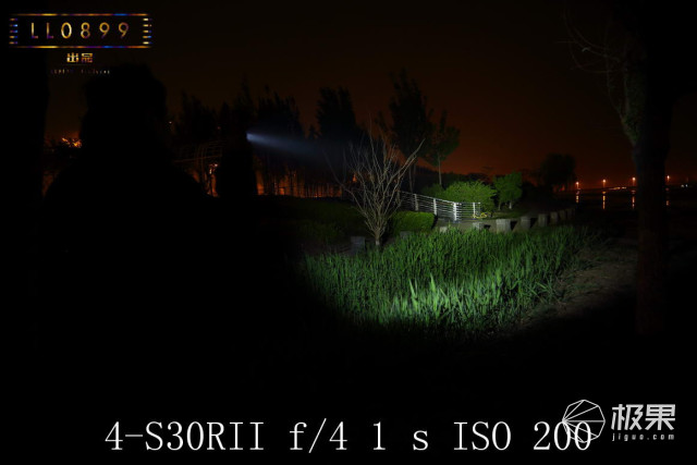 奈克科尔手电筒评测，被掰弯的手电筒更好用