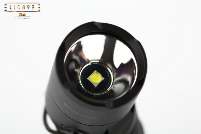 奈克科尔手电筒评测，被掰弯的手电筒更好用