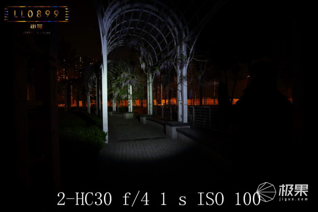 奈克科尔手电筒评测，被掰弯的手电筒更好用