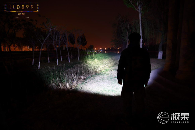 奈克科尔手电筒评测，被掰弯的手电筒更好用