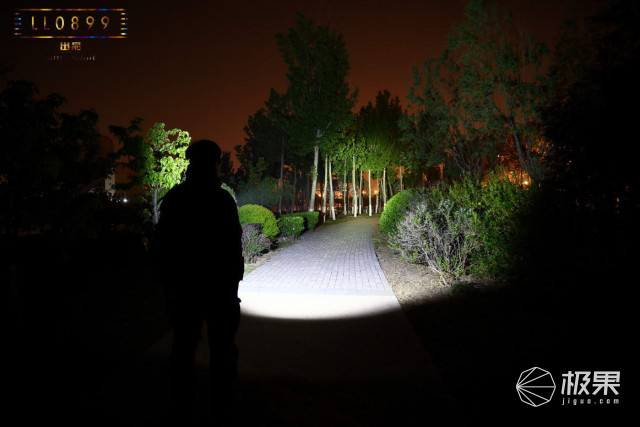 奈克科尔手电筒评测，被掰弯的手电筒更好用