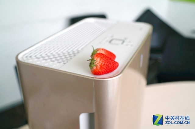 用一颗草莓求证 净化器抑菌是不是靠谱