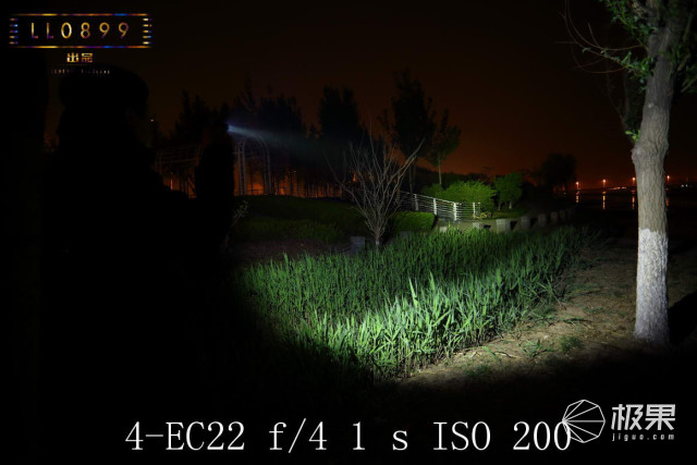 奈克科尔手电筒评测，被掰弯的手电筒更好用