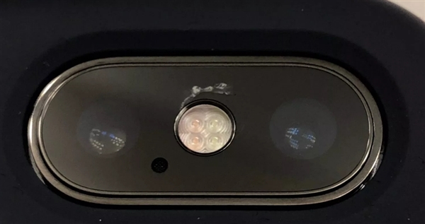 什么情况？iPhone X用户吐槽：镜头覆盖玻璃自行破损