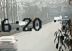 惊心动魄三十秒：晚间路上聊天两女被撞 