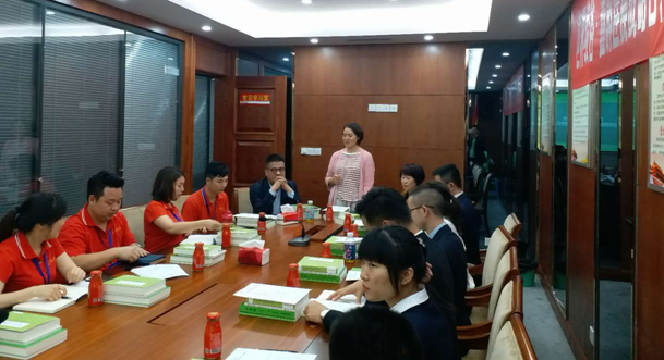 鑫斛药房连锁董事长罗玉琴为战略合作胜利召开进行致辞