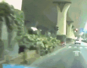 惊心动魄三十秒：晚间路上聊天两女被撞 