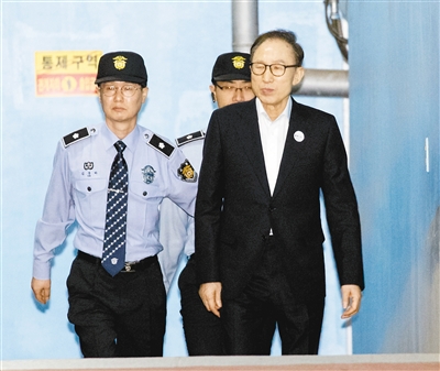 李明博首次出庭受审 否认检方指控