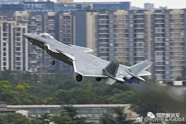 超小半径转弯 网友曝图展示解放军歼20强悍机