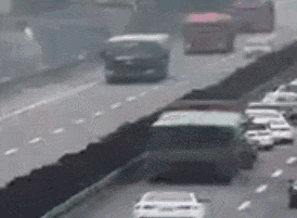 惊心动魄三十秒：晚间路上聊天两女被撞 