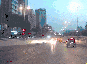 惊心动魄三十秒：晚间路上聊天两女被撞 