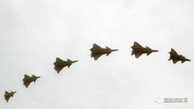 超小半径转弯 网友曝图展示解放军歼20强悍机