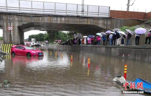 资料图：5月21至22日，四川乐山市遭遇强降雨袭击，致多地发生洪涝灾害，导致道路、供电等受到影响。乐山交警供图 　　