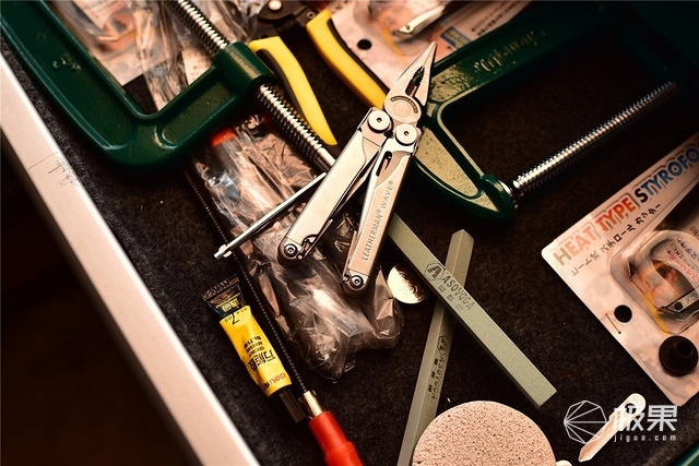 莱泽曼多功能折叠钳上手：17种功能于一身，“钳”力无穷