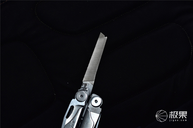 莱泽曼多功能折叠钳上手：17种功能于一身，“钳”力无穷