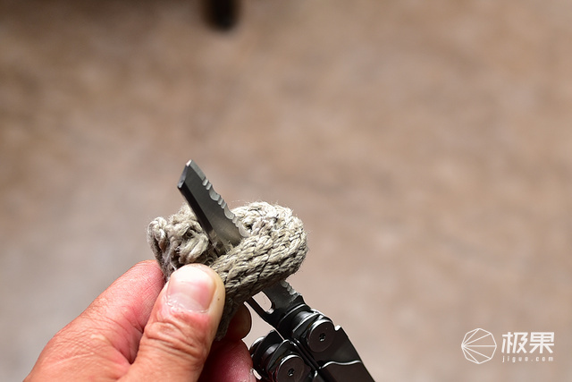 莱泽曼多功能折叠钳上手：17种功能于一身，“钳”力无穷