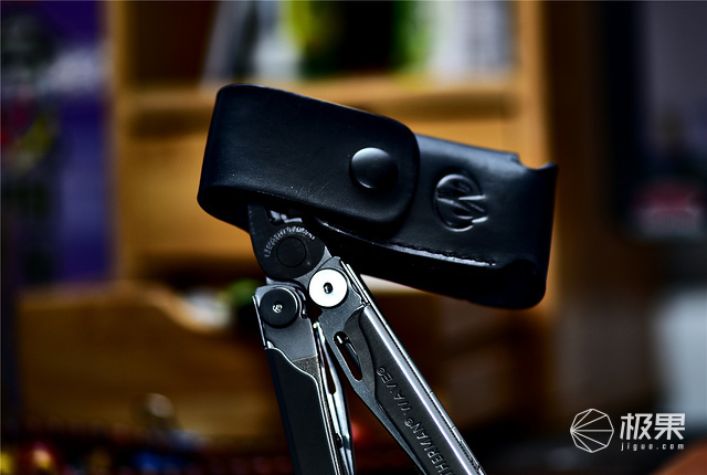 莱泽曼多功能折叠钳上手：17种功能于一身，“钳”力无穷