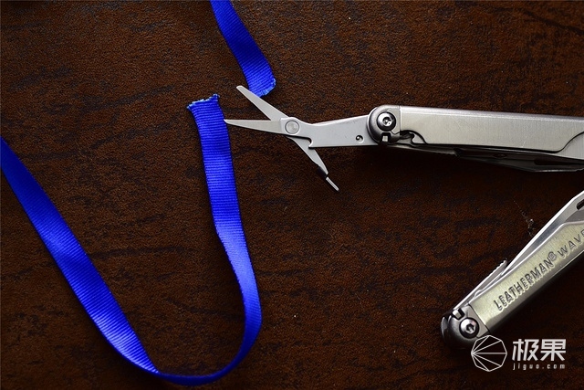 莱泽曼多功能折叠钳上手：17种功能于一身，“钳”力无穷