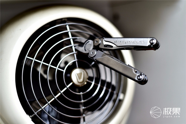 莱泽曼多功能折叠钳上手：17种功能于一身，“钳”力无穷