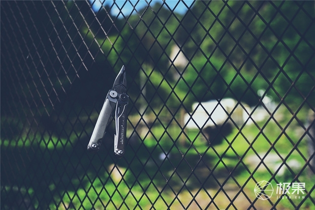 莱泽曼多功能折叠钳上手：17种功能于一身，“钳”力无穷