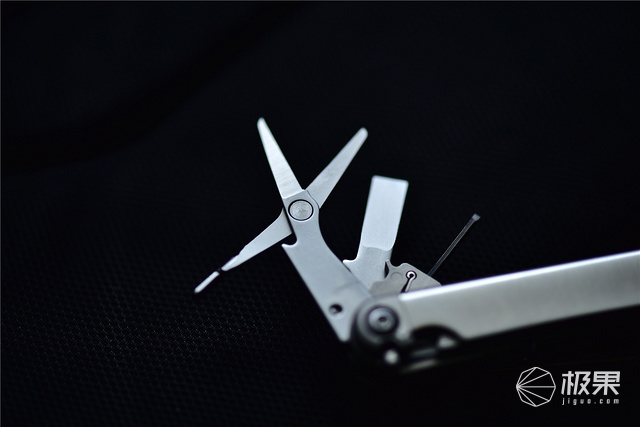 莱泽曼多功能折叠钳上手：17种功能于一身，“钳”力无穷