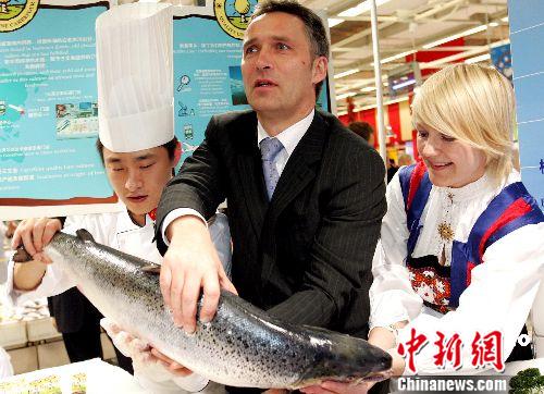 资料图：图为2007年挪威前首相斯托尔滕贝格到北京超市推广三文鱼。