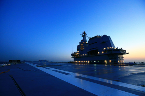新媒关注中国两航母“惊喜同框”：辽宁舰或将换装新装备