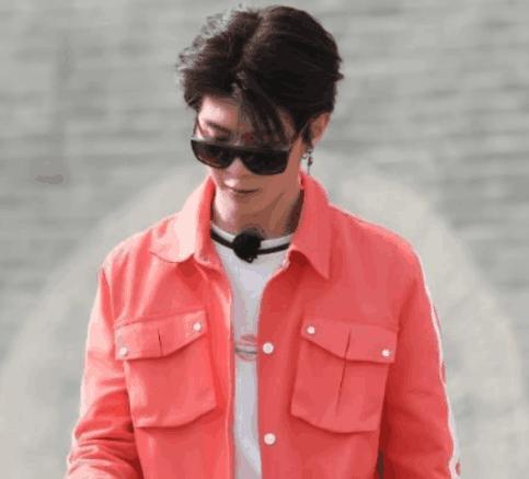 李晨在跑男上努力照顾范丞丞,他却扭头扎李晨