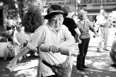 日本单身老人住养老院难