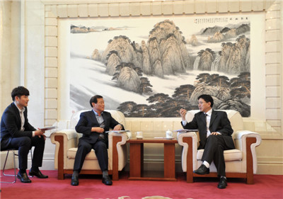 郑庆东会见韩国江原道副知事郑万昊一行