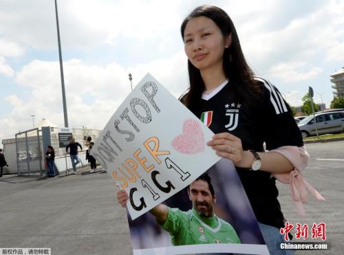 资料图:遇到喜欢足球的女球迷,对喜欢看球的男球迷来说,实在是一种缘分 资料图:遇到喜欢足球的女球迷,对喜欢看球的男球迷来说,实在是一种缘分
